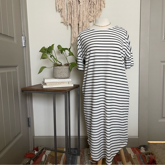Midi Length Black and White Striped Tunic with pockets - Picture 2 of 10